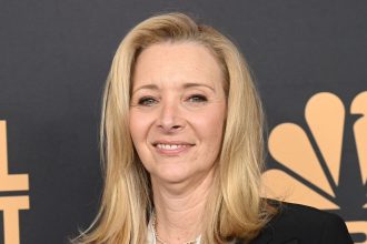 Imagine If: Lisa Kudrow Almost Took Center Stage in Another Beloved Sitcom!