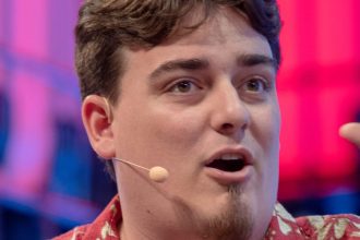 Palmer Luckey’s Bold Stand: A ‘Crusader for Vengeance’ After Facebook Exit – But No Betrayal of Zuckerberg!