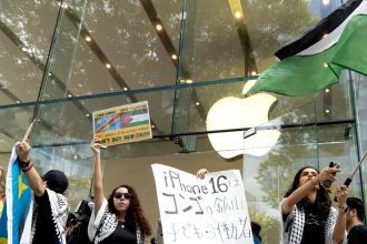 Global Protests Erupt at Apple Stores as iPhone 16 Hits the Shelves!