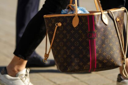 Unmasking Luxury: 5 Expert Tips to Spot a Fake Handbag from a Vintage Goods Pro!